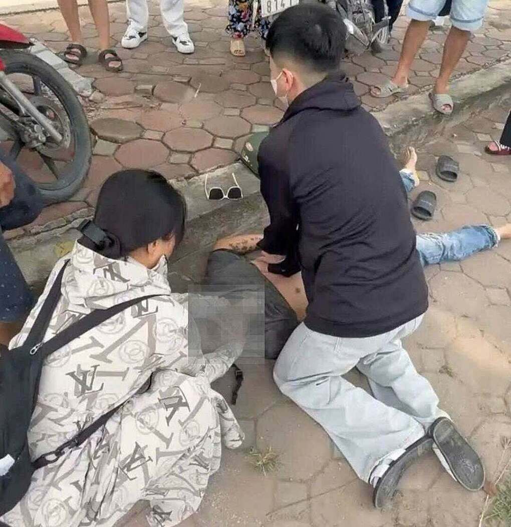 Giang liên tục ép tim cho nam thanh niên bị bất tỉnh. Ảnh: Nhân vật cung cấp