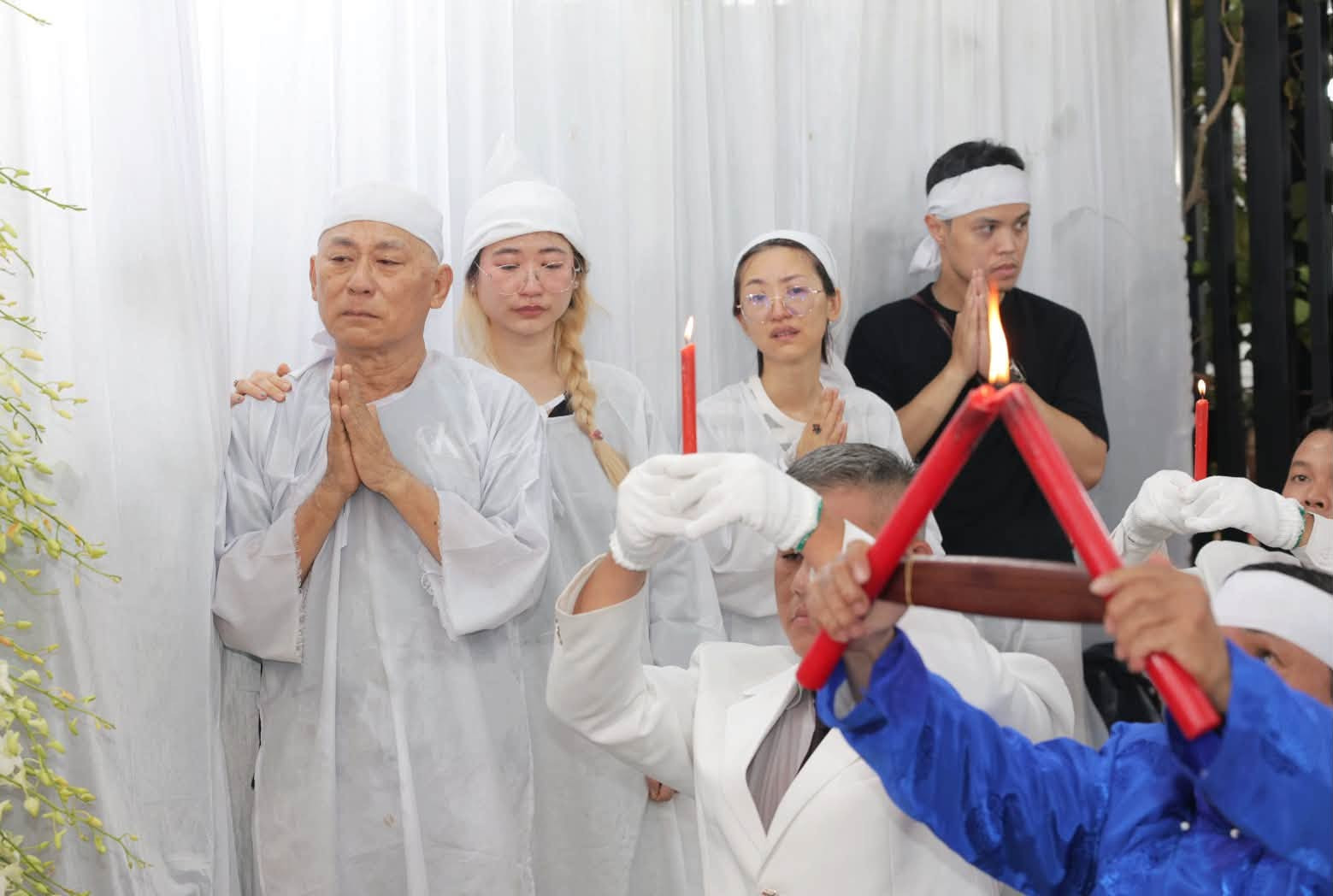 Sáng 9/7, sau khi cúng cơm, NSND Tạ Minh Tâm cùng 2 con gái làm lễ động quan cho vợ - nghệ sĩ Bạch Vân. Tạ Minh Anh - con út của vợ chồng danh ca bật khóc nức nở. 