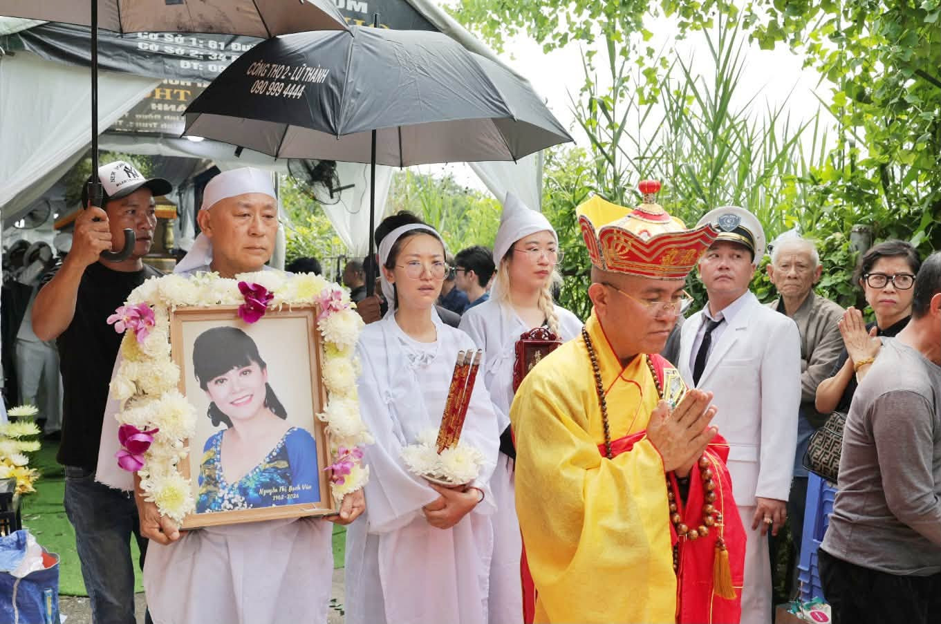 Nghệ sĩ Bạch Vân bị bệnh ung thư, điều trị suốt 5 năm nay. Khoảng 1 năm đổ lại, bệnh tình của bà trở nặng. Những ngày cuối đời, bà dưỡng bệnh tại nhà, bên giường có chồng, 2 con và đội ngũ bác sĩ, nhân viên y tế túc trực.