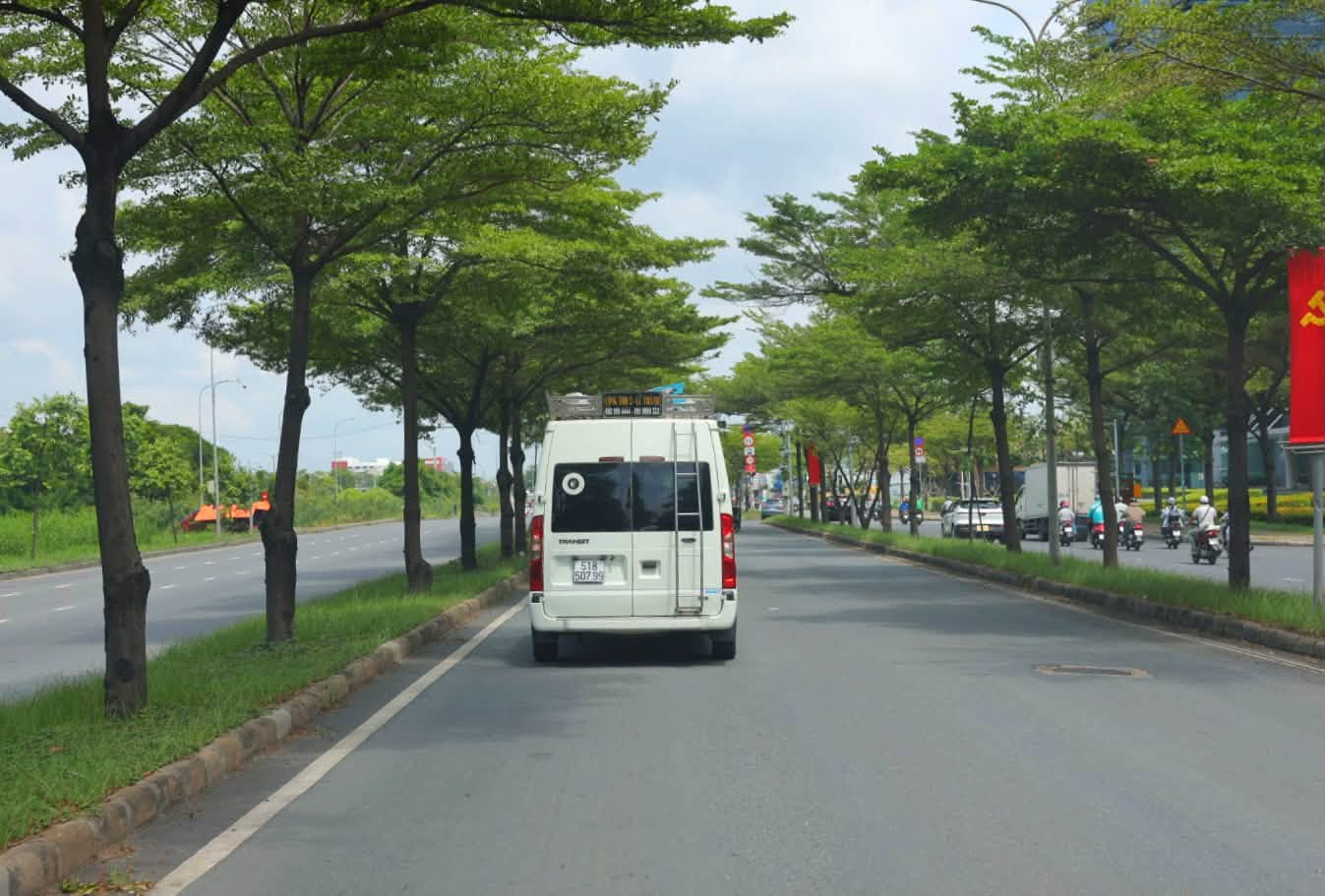Sau đám tang, gia đình đưa nghệ sĩ Bạch Vân đi an táng tại quê nhà Châu Thành, Bến Tre (nay là phường Phú Tân, Vĩnh Long).