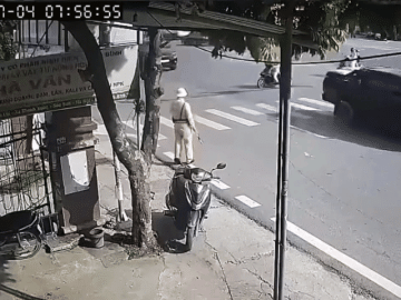 Clip: Hai xe máy lao vào nhau ở ngã tư