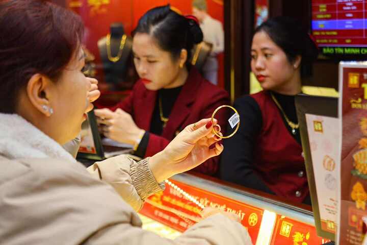 Giá vàng quay đầu đi lên. (Ảnh: Minh Đức).