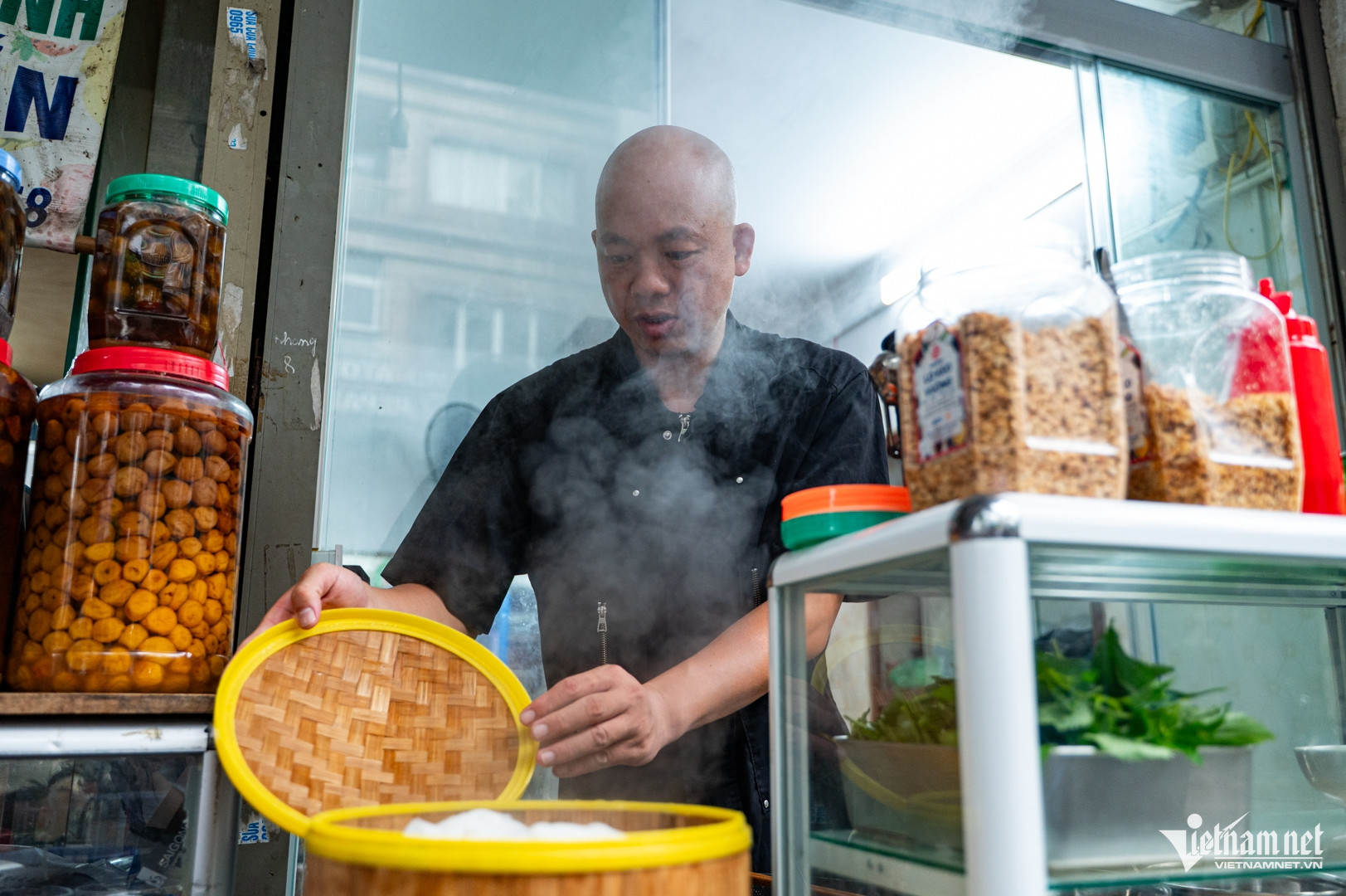 Chủ quán Hà Nội bán món amp;#34;phở lạamp;#34;, hấp sợi phở như bánh bao, trộn 2 loại nước xốt - 2