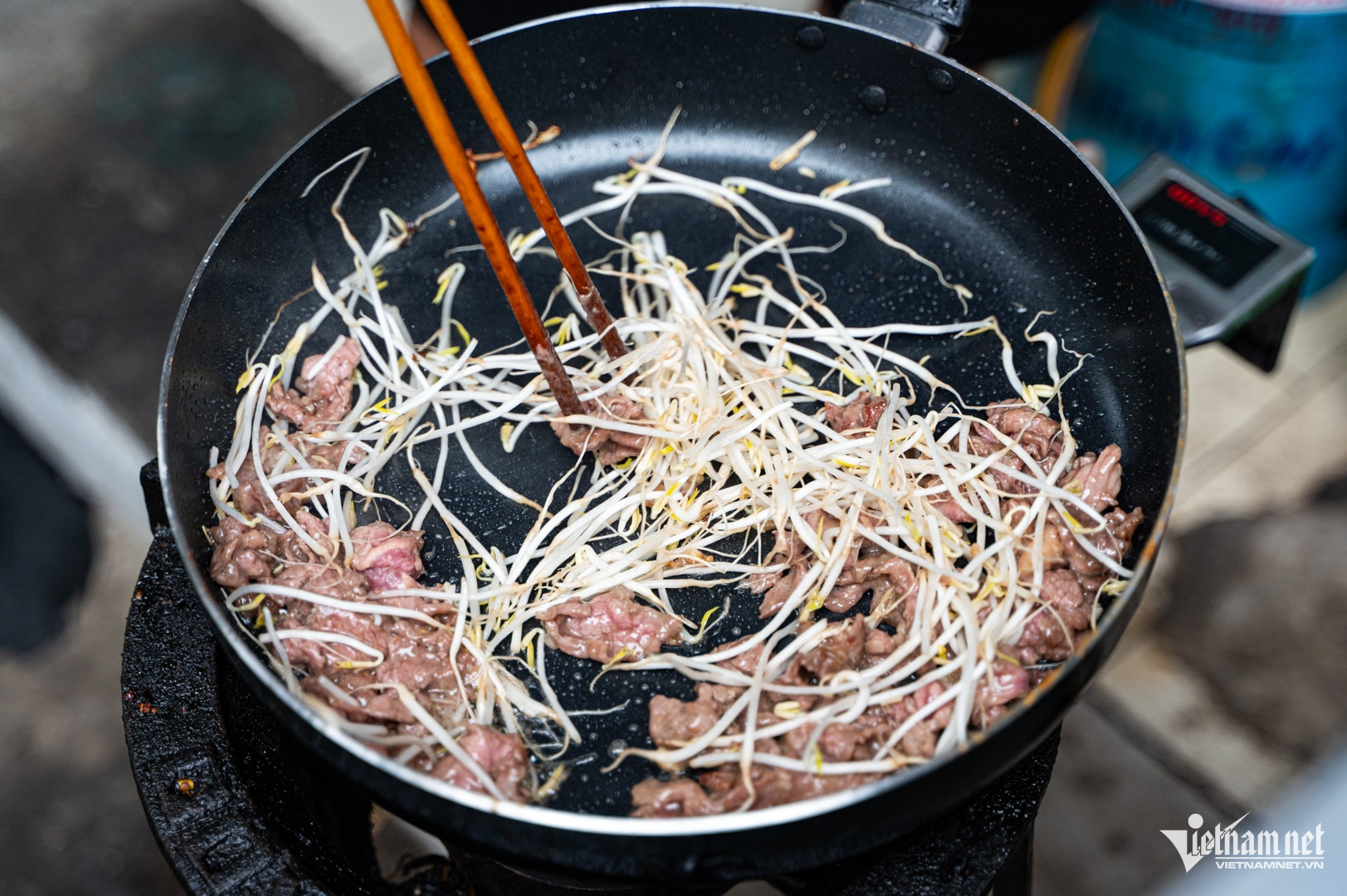 Nếu phần bánh phở tạo nên sự khác biệt về cách chế biến thì nước xốt được xem là yếu tố quyết định hương vị món ăn.