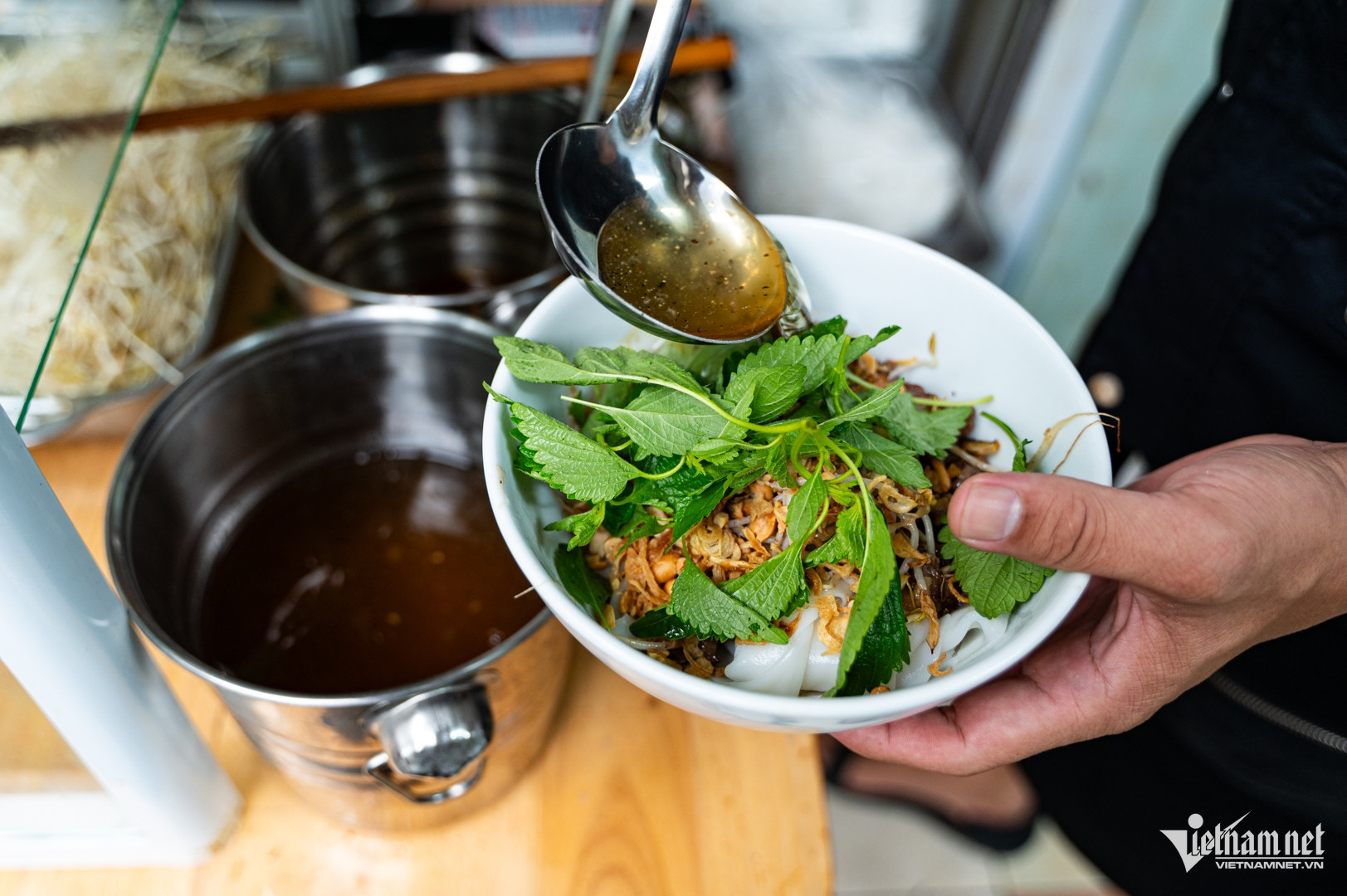 Chủ quán Hà Nội bán món amp;#34;phở lạamp;#34;, hấp sợi phở như bánh bao, trộn 2 loại nước xốt - 5