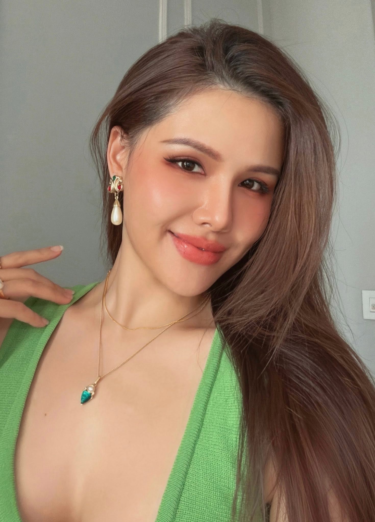 Những hình ảnh gần đây được Phanh Lee chia sẻ cho thấy quá trình siết mỡ thành công đã mang lại cho cô sự tự tin tuyệt đối mỗi khi xuất hiện. Nữ diễn viên cân đẹp những thiết kế kén dáng như thiết kế xẻ ngực táo bạo, áo crop-top khoe eo thon hay những chiếc quần jean năng động, trẻ trung kết hợp cùng phụ kiện vintage làm điểm nhấn khi xuống phố.