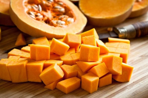 Bạn có thể ăn bí đỏ vào bữa sáng, bữa trưa hoặc bữa tối. Bí đỏ cũng là lựa chọn phù hợp cho các bữa phụ khi được chế biến đơn giản như hấp hoặc luộc. 