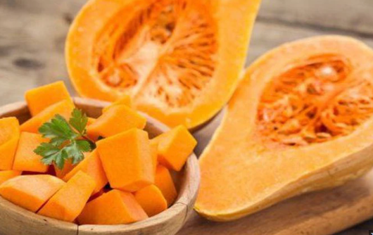 Nên hạn chế các món bí đỏ nhiều đường hoặc chất béo nếu đang kiểm soát cân nặng.
