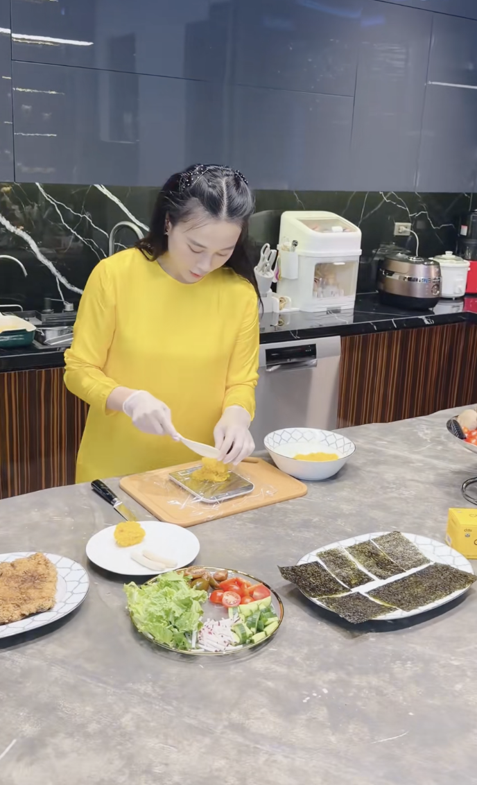 Không chỉ chú trọng giá trị dinh dưỡng hay hương vị, Phương Oanh còn dành nhiều tâm huyết để mỗi bữa ăn trở thành một trải nghiệm thú vị với hai con.