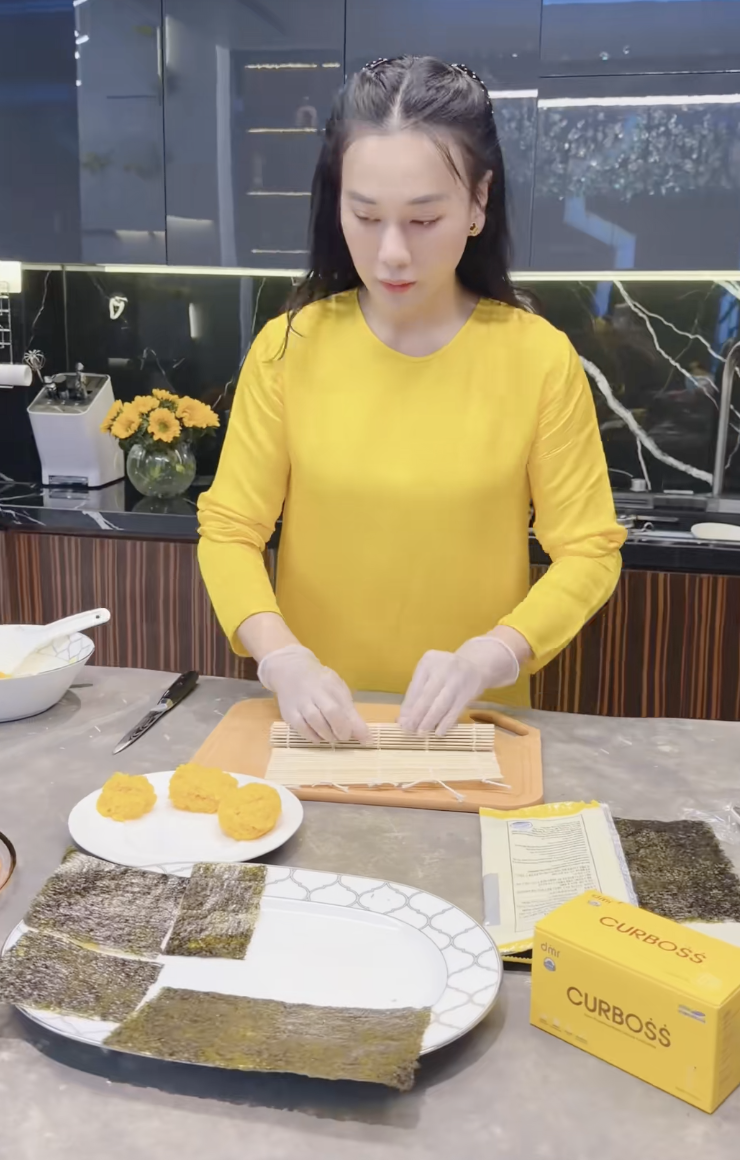Nữ diễn viên từng tự tay làm những phần cơm cuộn rong biển tạo hình nhân vật Minion với màu sắc được tạo nên từ các nguyên liệu tự nhiên.