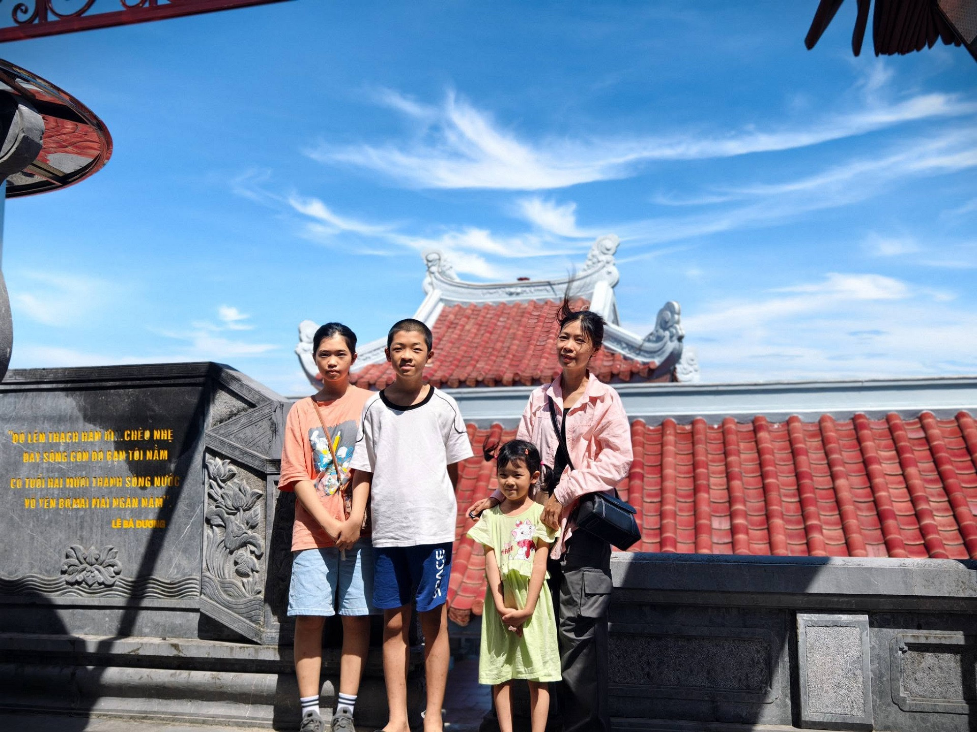 Bốn mẹ con tới thăm Thành cổ Quảng Trị và sông Thạch Hãn