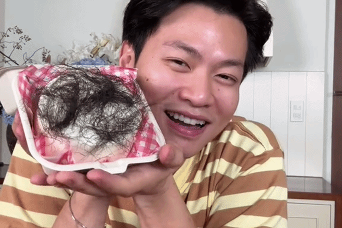 Nhà sáng tạo nội dung Ninh Anh Bùi thử món bánh kem tóc tiên đang gây sốt. Ảnh: Ninh Anh Bùi