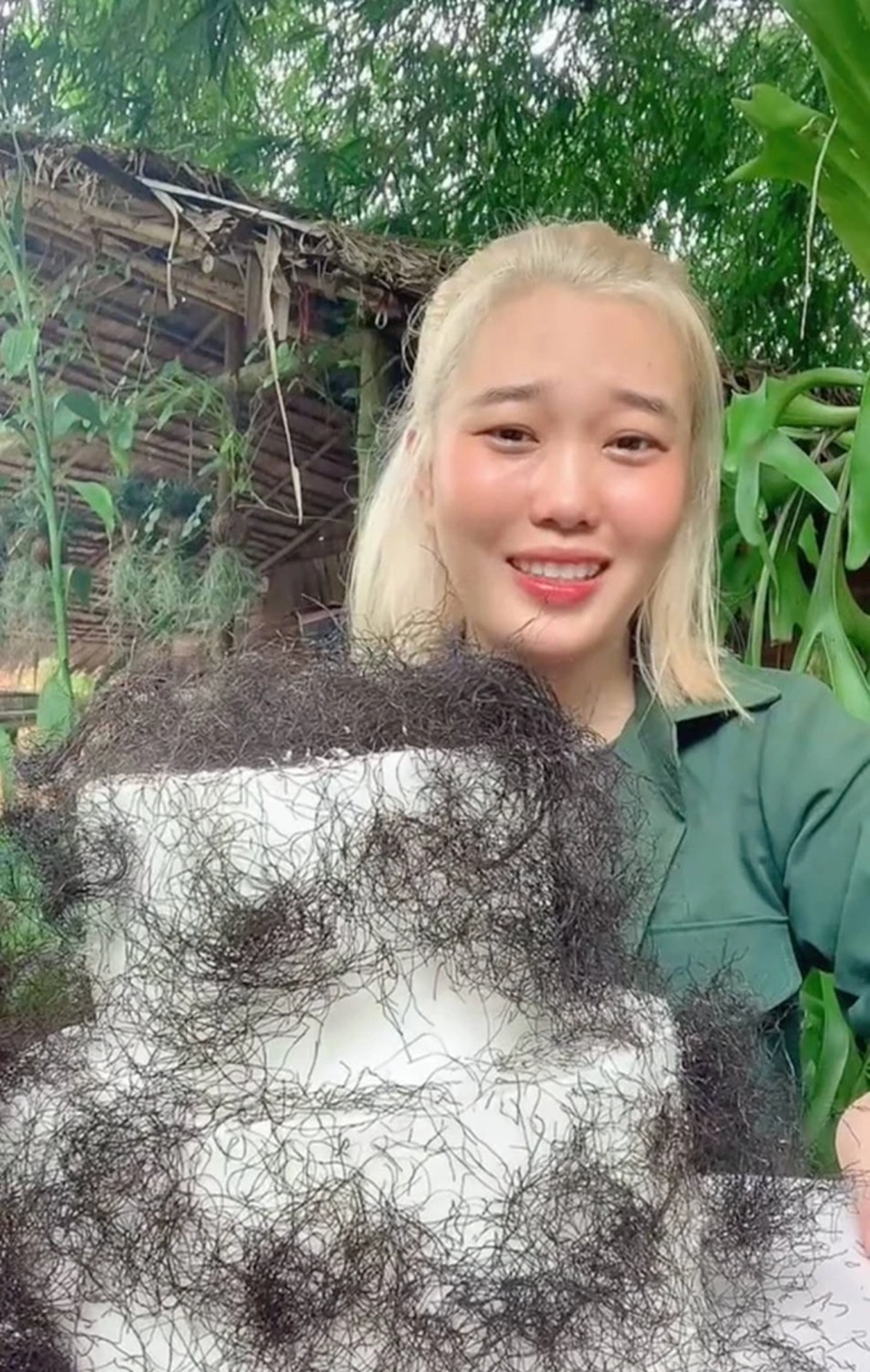 Các bạn trẻ thi nhau thử bánh kem tóc tiên. Ảnh: Vy Cát Lai