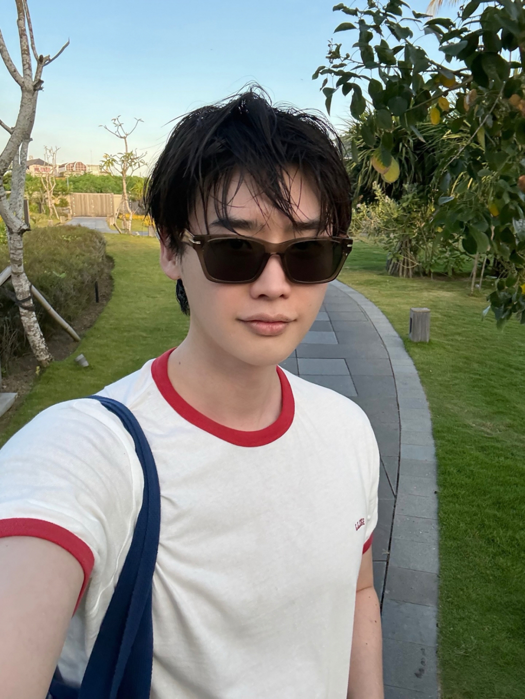 Lee Jong Suk trong kỳ nghỉ mới đây. Ảnh: Instagram