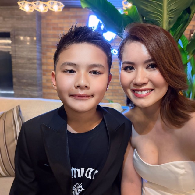 Mới đây, nhân chuyến về Việt Nam dự sự kiện của ca sĩ Đan Trường, vợ cũ của anh gây chú ý khi khoe con trai 9 tuổi điển trai. Bé Thiên Từ được khán giả khen hội tụ những điểm mạnh từ bố mẹ.