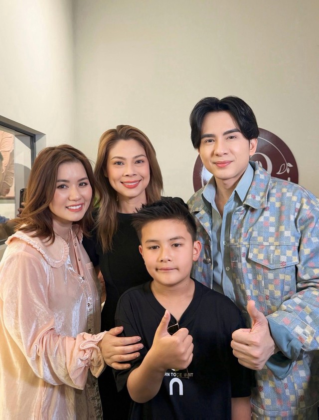 Ngay từ khi chào đời vào năm 2017, Mathis Thiên Từ đã trở thành một trong những nhóc tỳ được công chúng quan tâm bởi là con của ca sĩ Đan Trường và doanh nhân Thủy Tiên. Trong suốt những năm đầu đời, cậu bé thường xuyên xuất hiện trên trang cá nhân của bố mẹ với những khoảnh khắc đời thường đáng yêu, nhận được nhiều lời khen về ngoại hình sáng, gương mặt khá giống bố.
