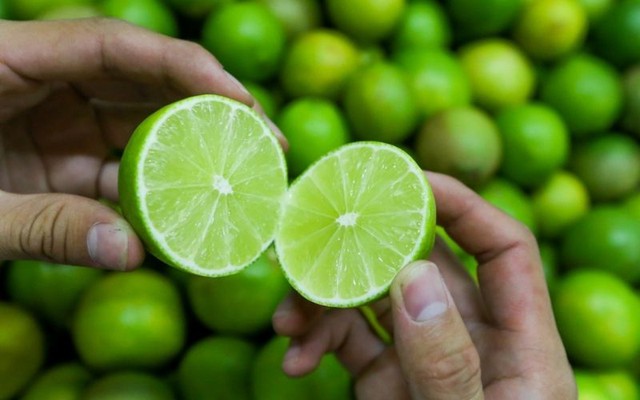 Chanh sau khi cắt đôi, dùng một chiếc dĩa đâm lên bề mặt của nửa quả chanh vừa cắt.