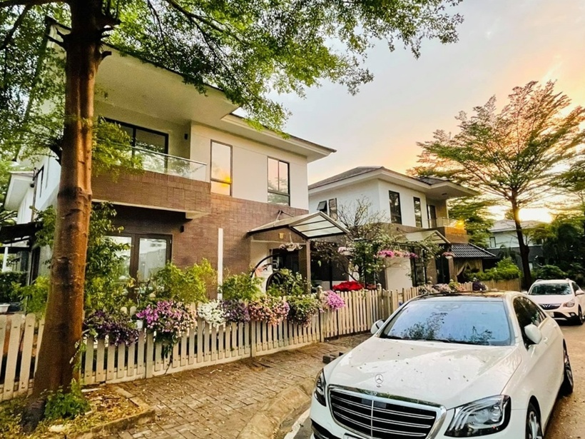Hiện tại, Nhật Kim Anh sống cùng con gái trong căn biệt thự rộng 220m2 tại TP.HCM, tại thời điểm đó có giá trị ước tính khoảng trên 20 tỷ đồng. Ngôi nhà được thiết kế theo phong cách hiện đại, có sân vườn rộng, hồ cá Koi, nhiều cây xanh và khu vực thư giãn ngoài trời. Được biết, nữ diễn viên chuyển về căn biệt thự này từ năm 2019.