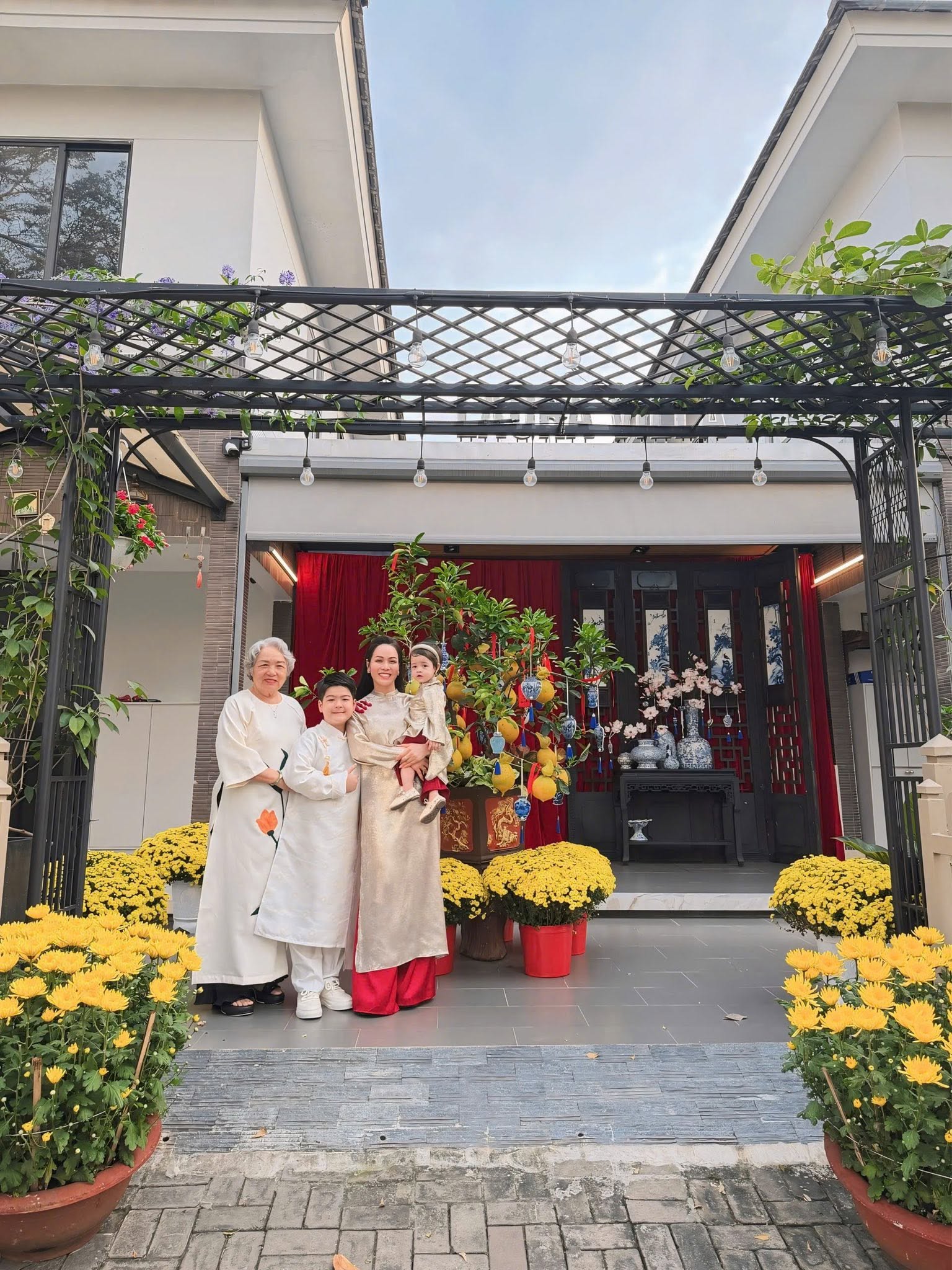 Nhờ sự nỗ lực không ngừng, cô hiện sở hữu khối tài sản đáng mơ ước, trong đó nổi bật là căn biệt thự sân vườn hoành tráng tại TP.HCM.