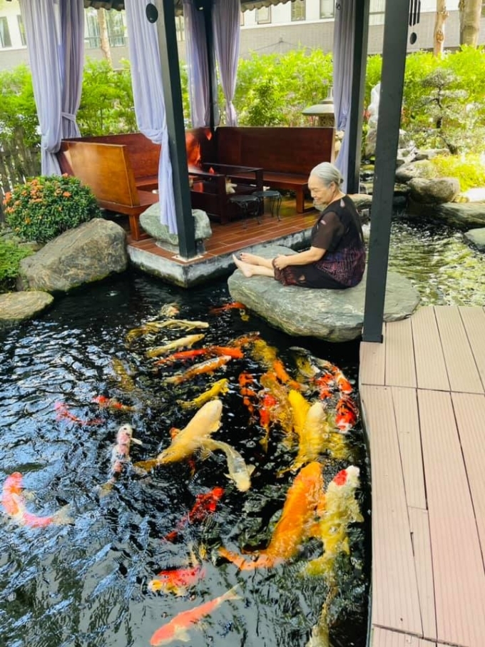 Nữ diễn viên Tiếng sét trong mưa còn thiết kế nhiều tiểu cảnh, khu vực ngồi uống trà. Mẹ của Nhật Kim Anh từ khi dọn lên thành phố cùng con cũng thích ngắm nhìn đàn cá bơi lội.
