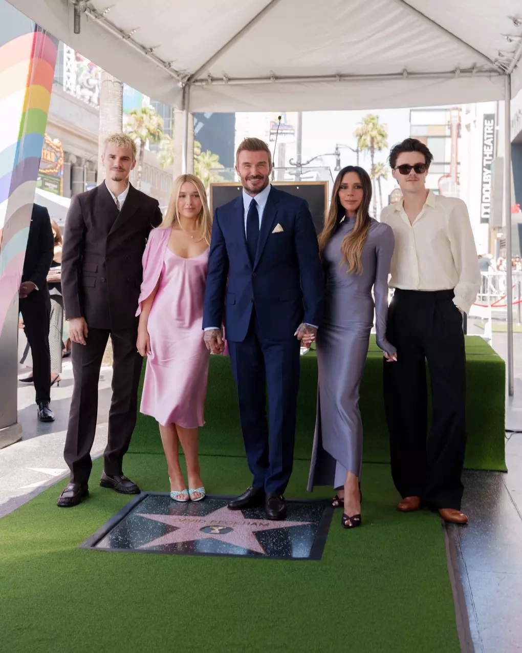 Harper nổi bật khi chụp ảnh cùng gia đình tại lễ vinh danh David Beckham trên Đại lộ Danh vọng Hollywood vào tháng trước. Cô bé tựa như búp bê Barbie khi diện chiếc váy hồng do mẹ thiết kế và thả mái tóc suôn vàng tự nhiên.