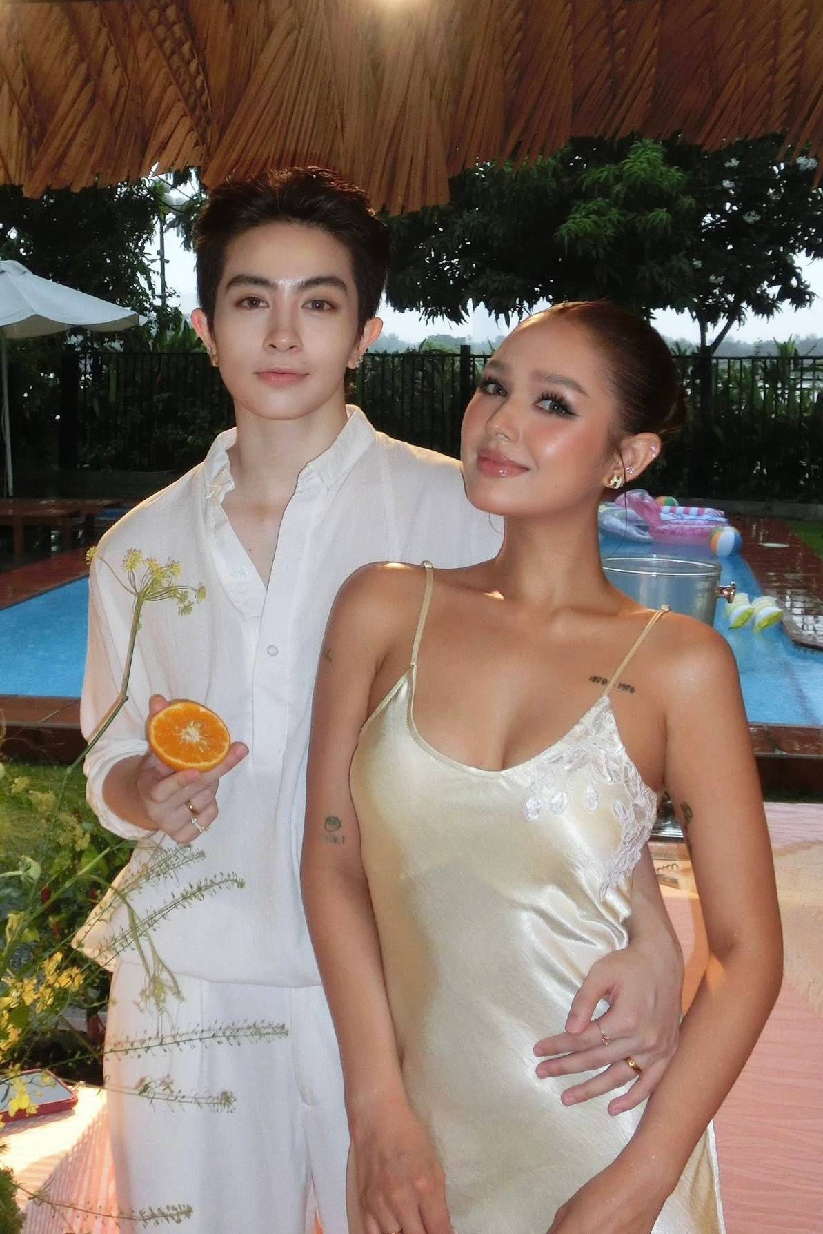 Dù hiếm khi diện những bộ đồ giống hệt nhau, cặp sao thường chưng diện trang phục có sự tương đồng về màu sắc, phom dáng, tạo nên hình ảnh ăn ý.