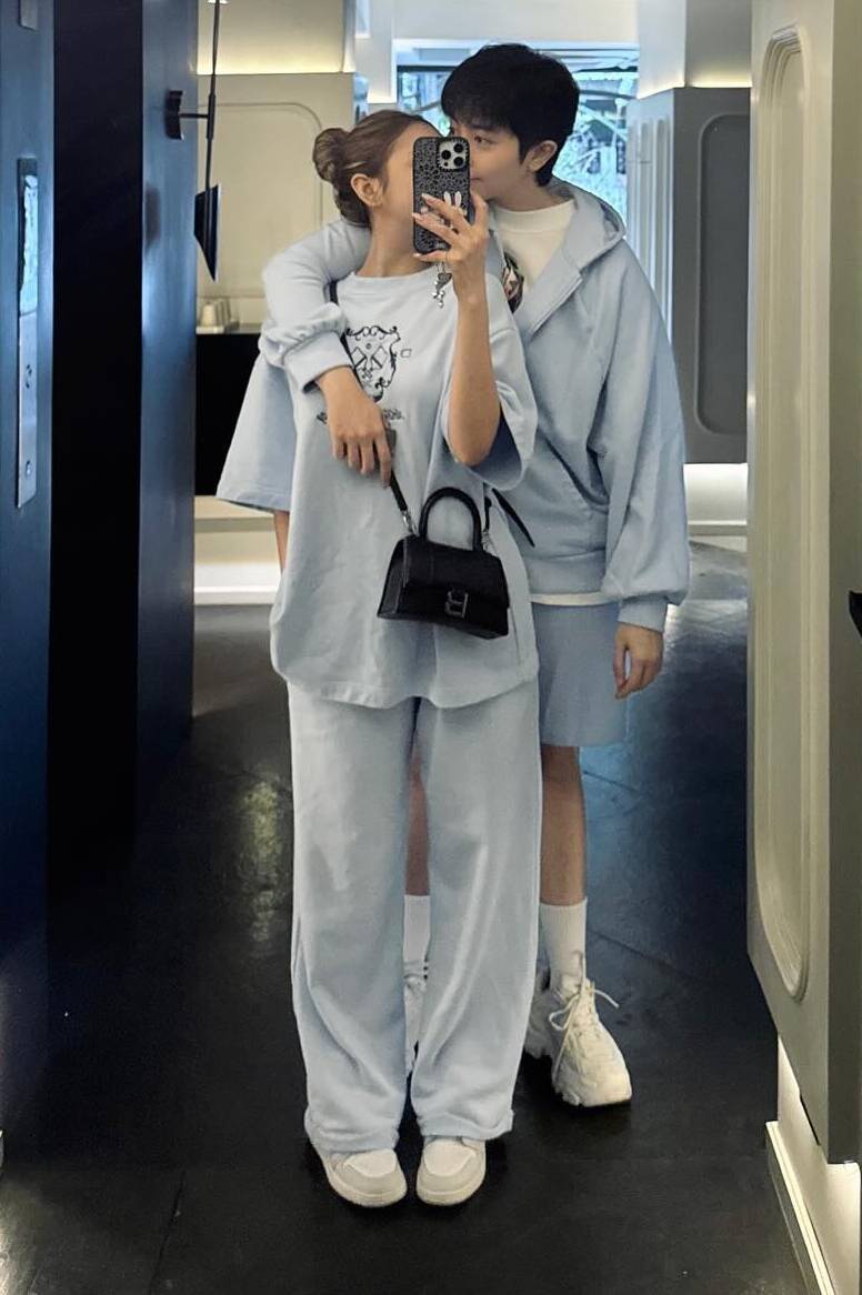 Ở đời thường, Gil Lê - Xoài Non cùng chuộng phong cách casual với áo thun, quần jeans, hoodie hay đồ thể thao. Không ít lần cả hai cùng diện trang phục đơn sắc hoặc những thiết kế oversized, tạo nên tổng thể trẻ trung và năng động.