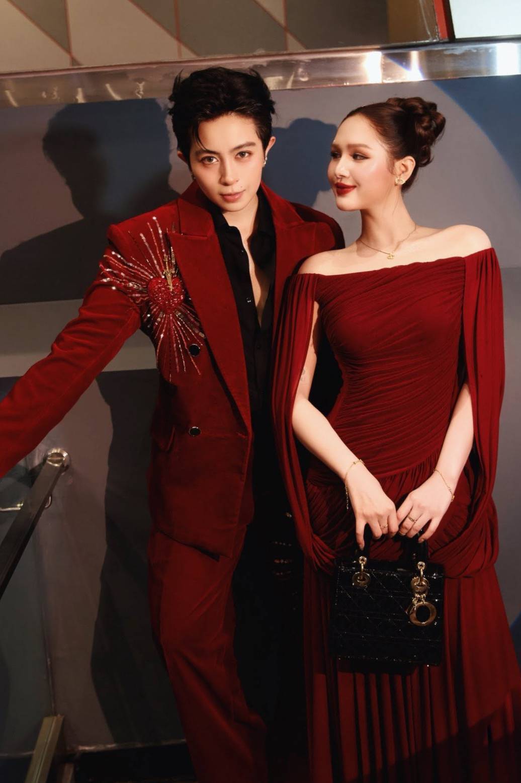 Trong những lần dự sự kiện, Gil Lê ưu tiên các bộ suit, sơ mi hoặc trang phục mang hơi hướng tối giản, trong khi Xoài Non lựa chọn váy áo nữ tính nhưng vẫn giữ bảng màu đồng điệu với bạn đồng hành.