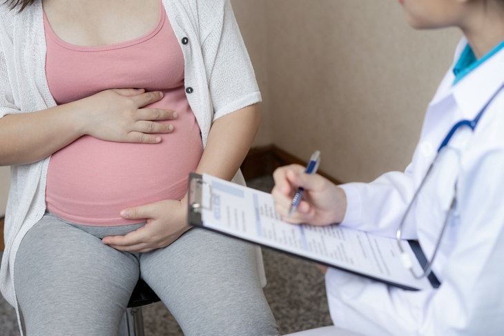 Khi có biểu hiện nghi ngờ viêm đường tiết niệu hoặc các bộ phận sinh dục, mẹ bầu nên đi khám để được chẩn đoán chính xác và có hướng điều trị thích hợp.
