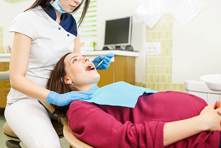 Mẹ bầu nên khám răng miệng trước khi mang thai và duy trì thói quen chăm sóc răng miệng khoa học, khám nha khoa định kỳ trong suốt thai kỳ.