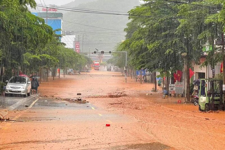 Tuyến đường Quốc lộ 279D qua Tiểu khu 2, xã Mường La bị ngập sâu. Ảnh: UBND xã Mường La