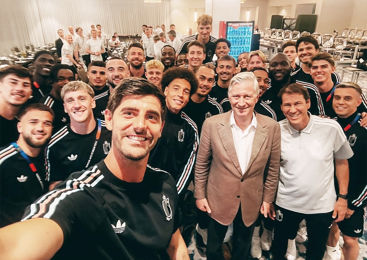 Chiều 10/7, trước trận đại chiến với ứng viên vô địch Tây Ban Nha ở tứ kết World Cup 2026 (2h ngày 11/7, giờ Hà Nội), thành viên ban huấn luyện và 26 tuyển thủ Bỉ chụp ảnh selfie, lưu giữ khoảnh khắc đẹp ở ngày hội bóng đá lớn nhất hành tinh. Dưới phần bình luận, nhiều khán giả khen Courtois có nụ cười cuốn hút, đa số đồng tình chọn anh là cầu thủ điển trai nhất tuyển Bỉ. Ảnh: Belgian Red Devils
