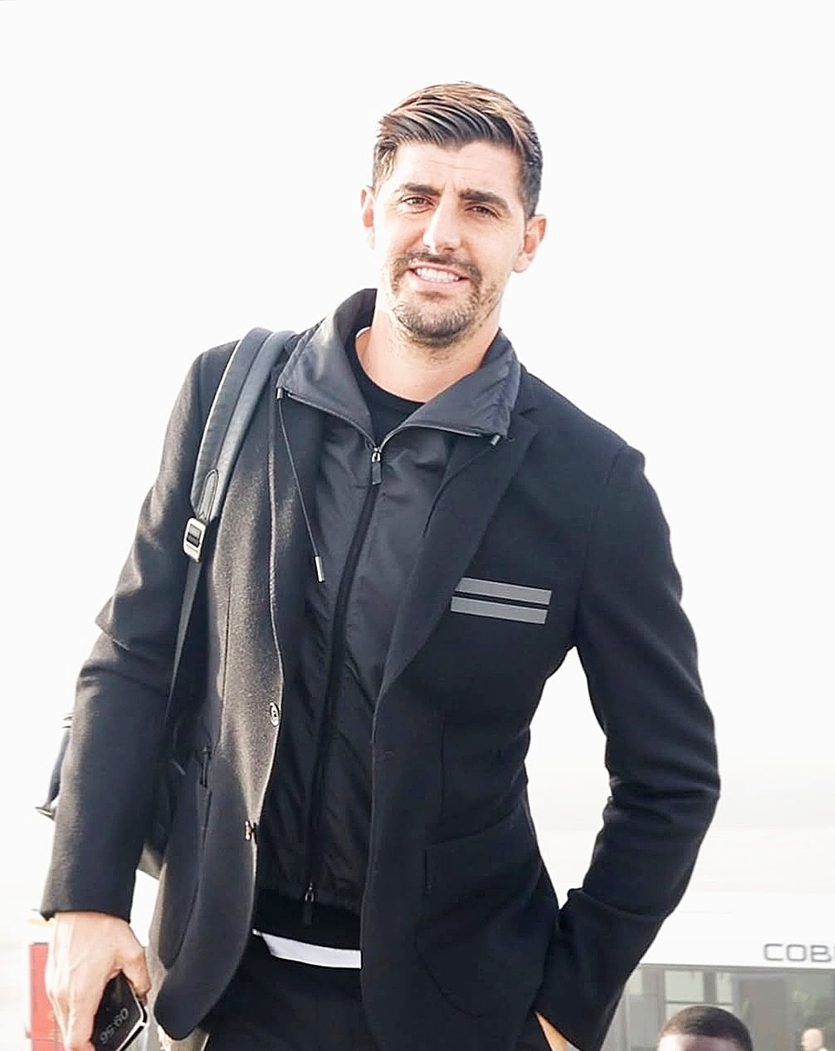 Anh phối layer đen tạo tổng thể All Black trong lần đi thi đấu cùng câu lạc bộ Real Madrid. Trên trang cá nhân, ngoài bóng đá, anh chia sẻ nhiều hình ảnh du lịch cùng vợ. Theo Marca, anh đang nhận 7,8 triệu USD sau thuế mỗi năm cùng Real. Ảnh: Real