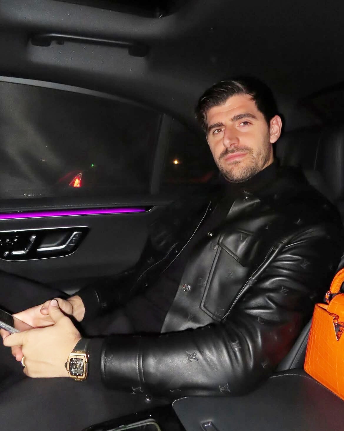 Cầu thủ phối phong cách All Black với áo khoác da Louis Vuitton trong một sự kiện thời trang. Ảnh: Instagram Thibautcourtois