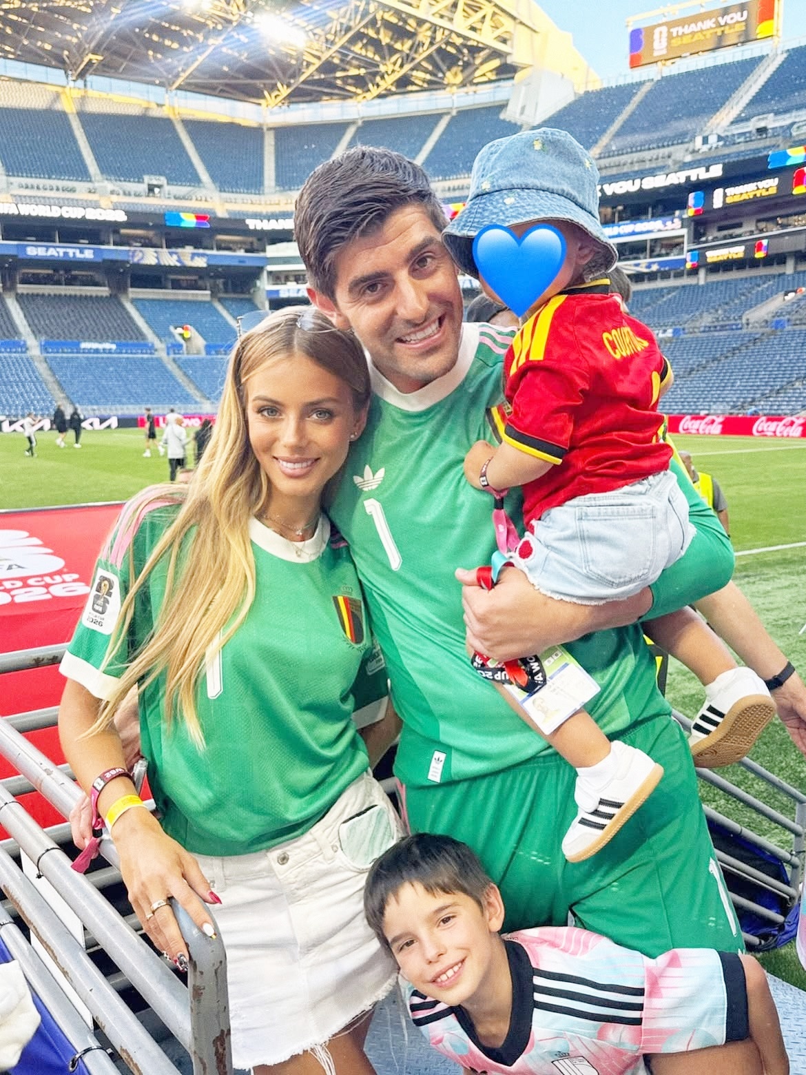 Sau mỗi trận cầu, Thibaut Courtois dành thời gian cho vợ con. Anh nói như được tiếp thêm sức mạnh khi bà xã Mishel Gerzig, 29 tuổi, người mẫu Israel và các con có mặt trên khán đài. Cặp sao quen biết qua mạng xã hội năm 2021, kết hôn hồi 2024, có con gái Elly. Cả gia đình đang định cư ở Madrid, Tây Ban Nha. Ảnh: Instagram Thibautcourtois