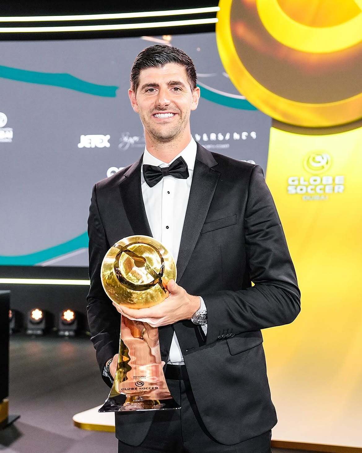 Dự gala Globe Soccer Awards 2024 tại Dubai, UAE, Thibaut Courtois nhận mưa lời khen phong cách với sơ mi trắng thắt nơ, âu phục đen được may đo cá nhân hóa. Anh giành giải Thành tựu sự nghiệp.