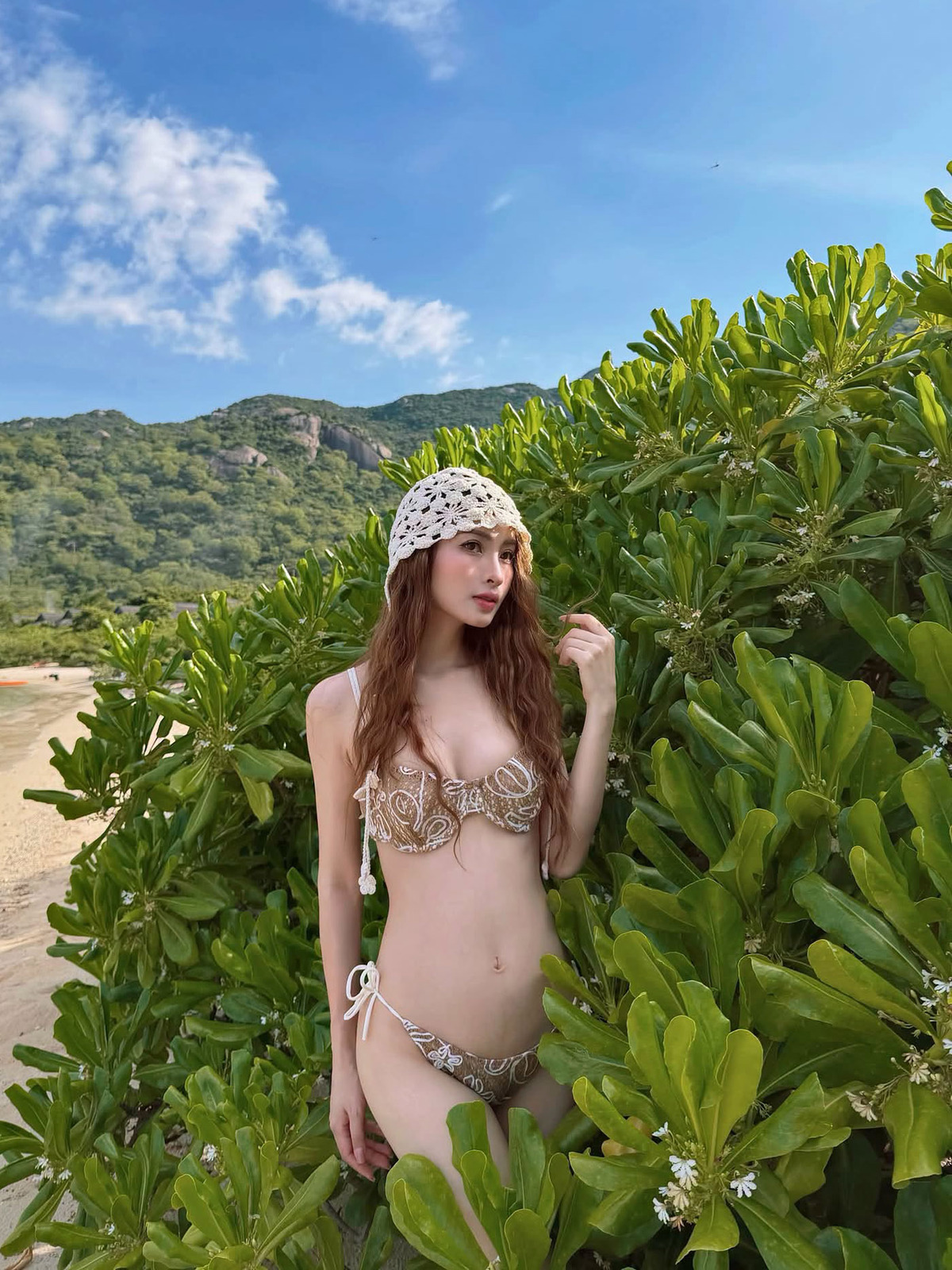 Có thai ở những tháng đầu, MC Huyền Trang Mù Tạt - bà xã cầu thủ Đức Huy - tôn đường cong nảy nở qua mẫu bikini cúp ngực và thắt dây mảnh phóng khoáng.