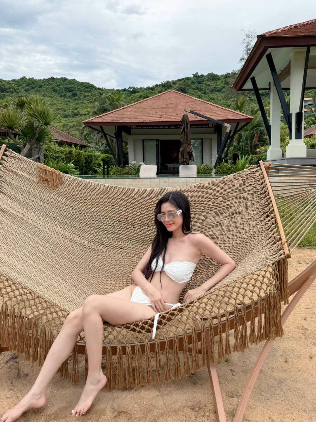 Hot mom Thủy Anh - bà xã ca sĩ Đăng Khôi - cũng được khen ngợi về khả năng giữ dáng sau ba lần sinh nở.
