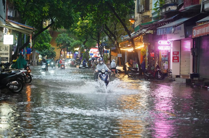 Miền Bắc mưa dông phức tạp kéo dài.