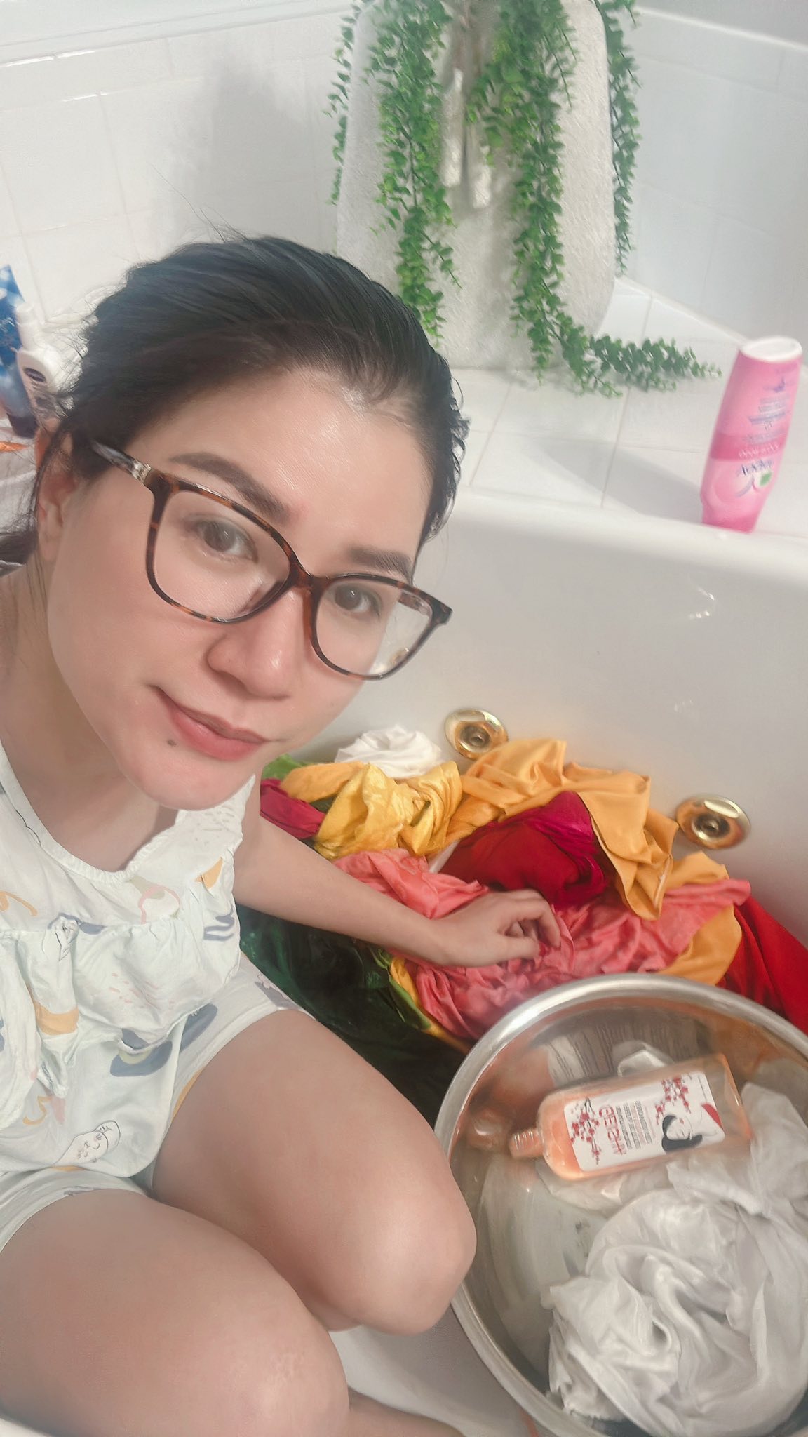 Nữ người mẫu Việt nổi tiếng không ngại ngần chia sẻ hình ảnh mình khi làm nghề dọn vệ sinh.