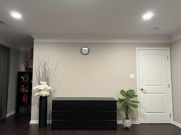 Góc phòng được trang trí với hoa và cây xanh giúp không gian trở nên mềm mại, lãng mạn hơn.