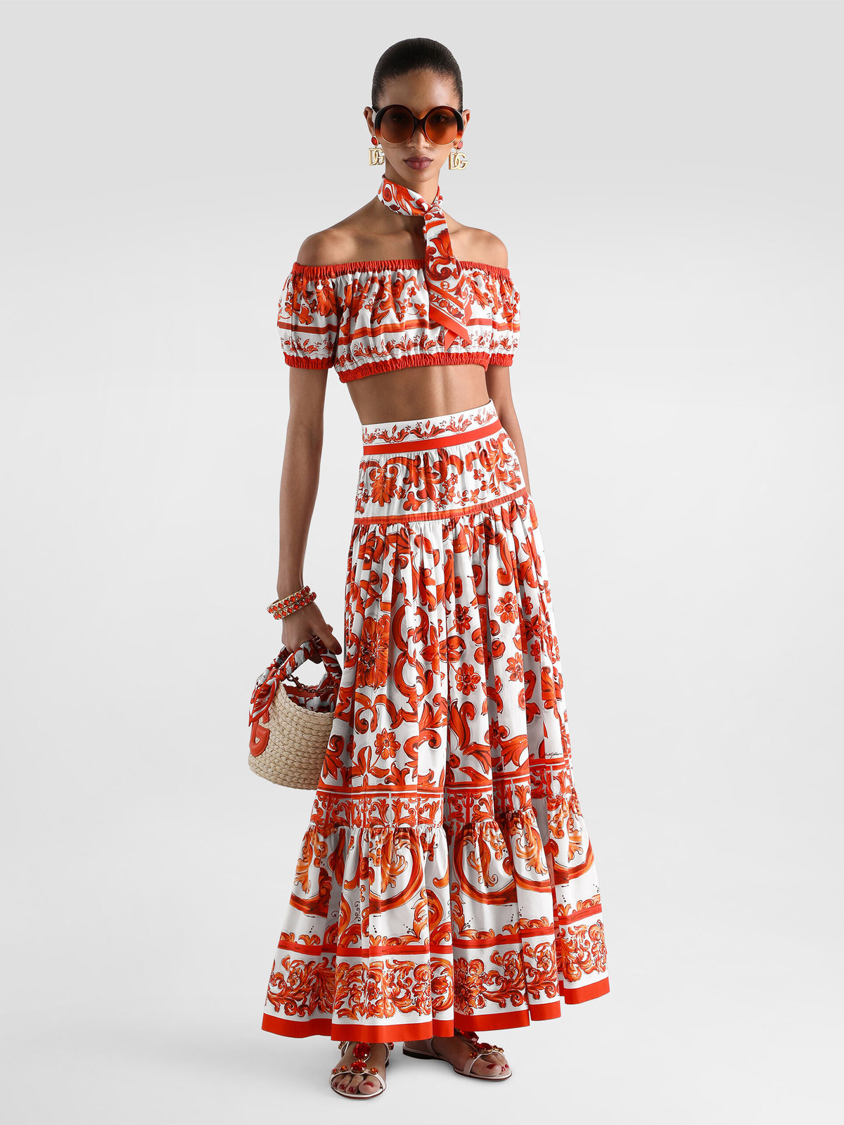 Xiêm y giúp Tiên Nguyễn khai thác vẻ quyến rũ là thiết kế in họa tiết Majolica của nhà mốt Dolce amp; Gabbana, có giá 3.805 USD (khoảng 100 triệu đồng).