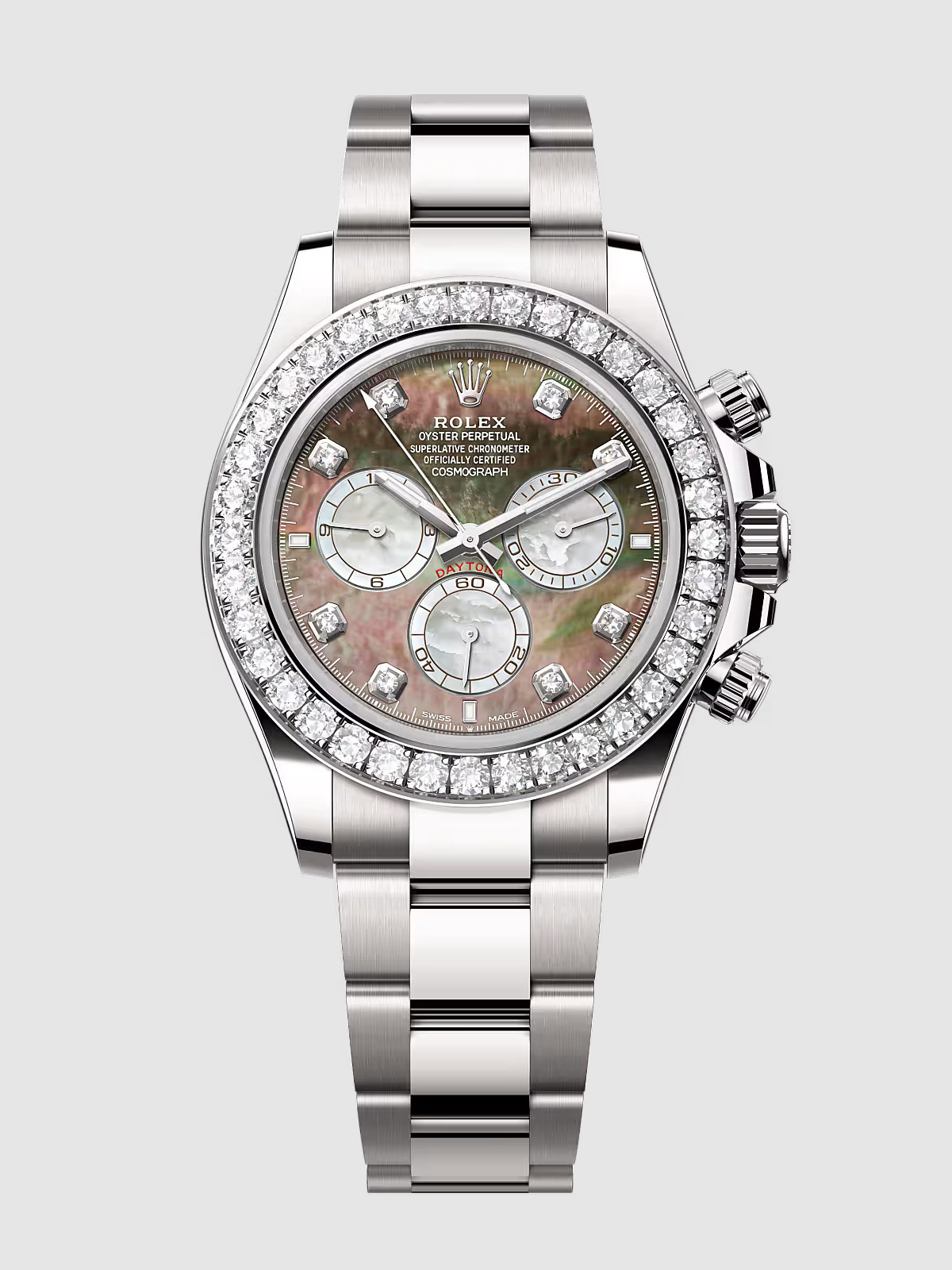 Người đẹp tạo điểm nhấn cho tổng thể bằng chiếc đồng hồ Rolex dòng Cosmograph Daytona cỡ 40 mm, được yết 91.650 USD (hơn 2,4 tỷ đồng). Tác phẩm làm từ vàng trắng 18K, đính 36 viên kim cương brilliant-cut, sử dụng mặt kính sapphire chống trầy xước. Món phụ kiện xa xỉ có khả năng dự trữ năng lượng 72 giờ, chống nước ở độ sâu 100 mét.