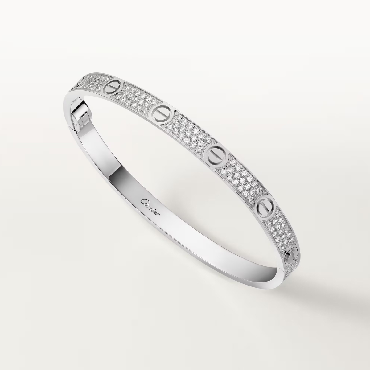 Trên cổ tay phải, Tiên Nguyễn đeo mẫu vòng Cartier LOVE 38.520 USD (hơn một tỷ đồng), chất liệu vàng trắng 18K, nạm 237 viên kim cương brilliant-cut nặng 1,67 carat.