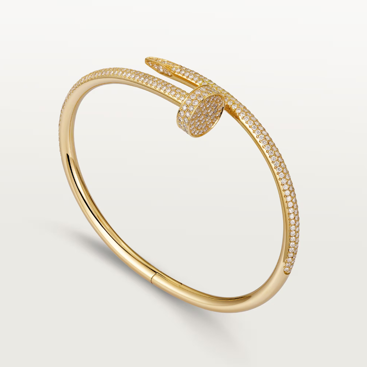 Đi kèm là thiết kế Cartier Juste un Clou 53.500 USD (hơn 1,4 tỷ đồng), chế tác từ vàng 18K, đính 374 viên kim cương brilliant-cut nặng 2,26 carat.