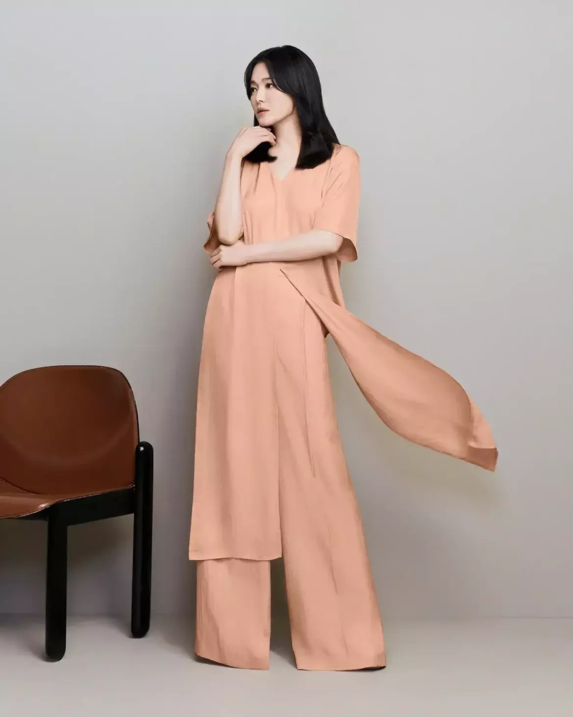 Theo Nate, loạt ảnh Hye Kyo diện trang phục của một nhà mốt nội địa được chia sẻ nhiều trên Pann, Daum và các nền tảng số. Khán giả đăng lại ảnh Hye Kyo đóng Ngọn gió đông năm ấy (2013), Hậu duệ mặt trời (2016) để so sánh, nhận xét minh tinh vẫn cuốn hút, không già đi.