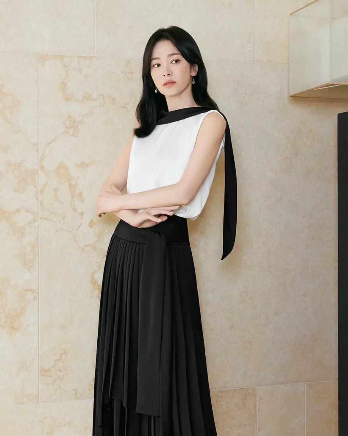 Nhờ sức hút của minh tinh, các set đồ đi làm, đi chơi được nhiều quý cô công sở Hàn tìm kiếm, đặt mua.