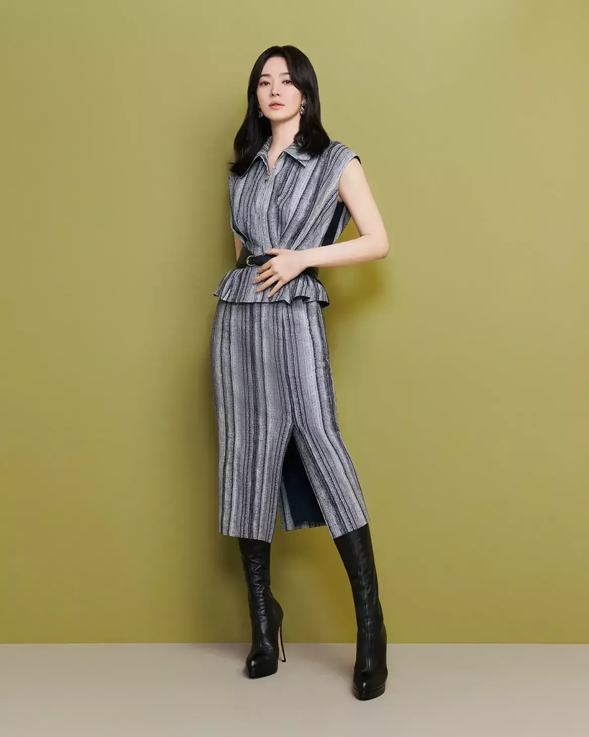 Từ sau tuổi 30, Hye Kyo ưu tiên chu trình chăm sóc tối giản, tập trung làm sạch kỹ, dưỡng ẩm và duy trì thói quen sinh hoạt điều độ để giữ da ổn định, hạn chế kích ứng.