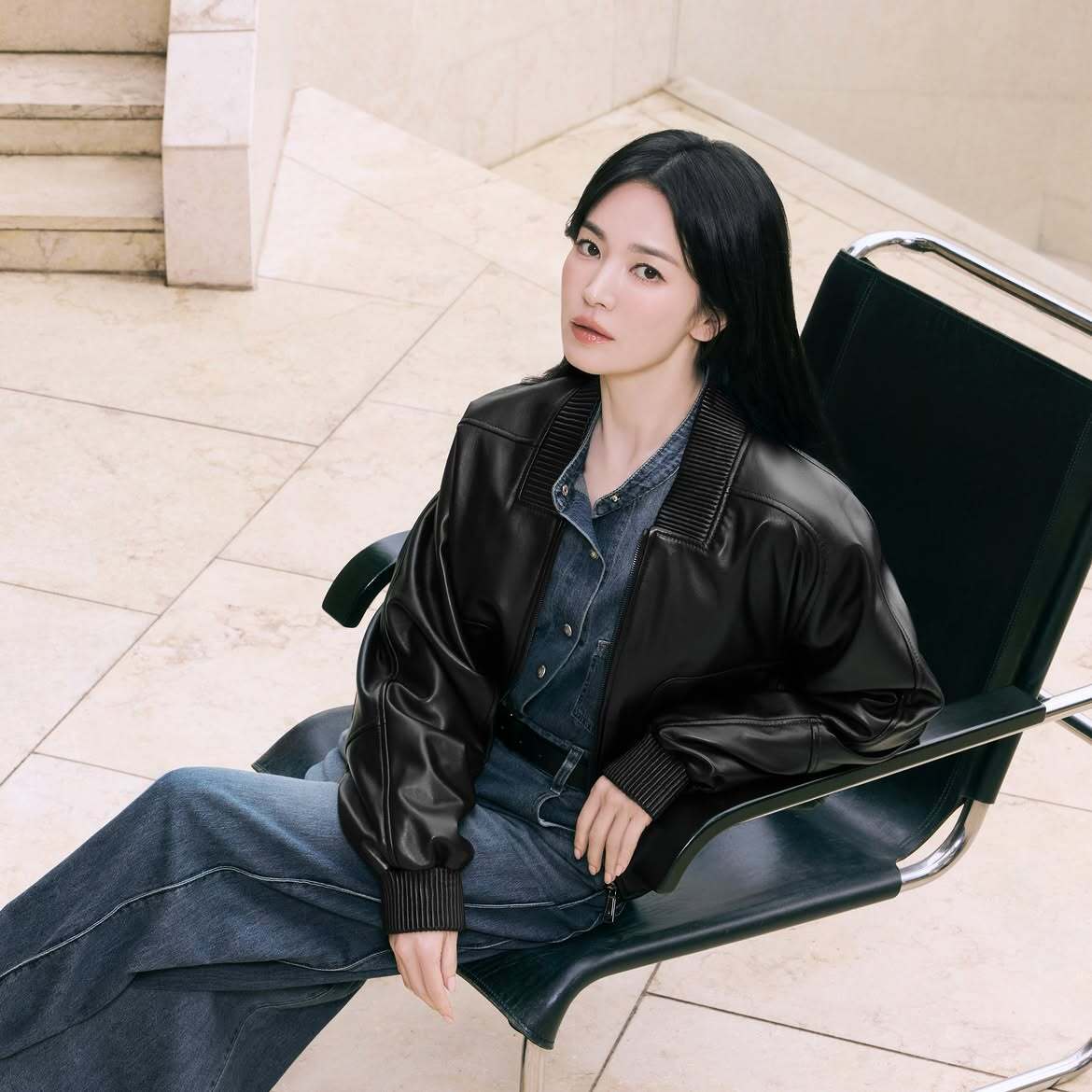 Các thiết kế mới màu sắc trung tính - trùng với sở thích của minh tinh. Từ sau ly hôn Song Joong Ki, cô tập trung làm việc, tận hưởng cuộc sống độc thân.