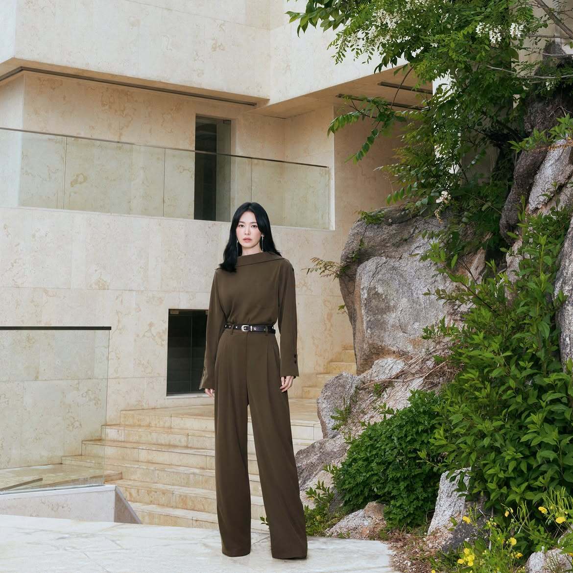 Người đẹp ăn gian tuổi, tôn eo với mốt quần ống đứng, gam xanh rêu. News 1 nói Hye Kyo đại diện cho phong cách sang trọng lặng thầm.